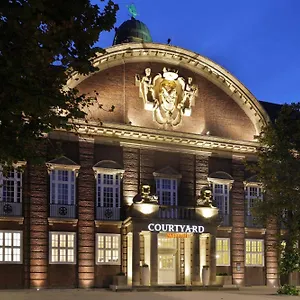 Courtyard By Marriott Hotell